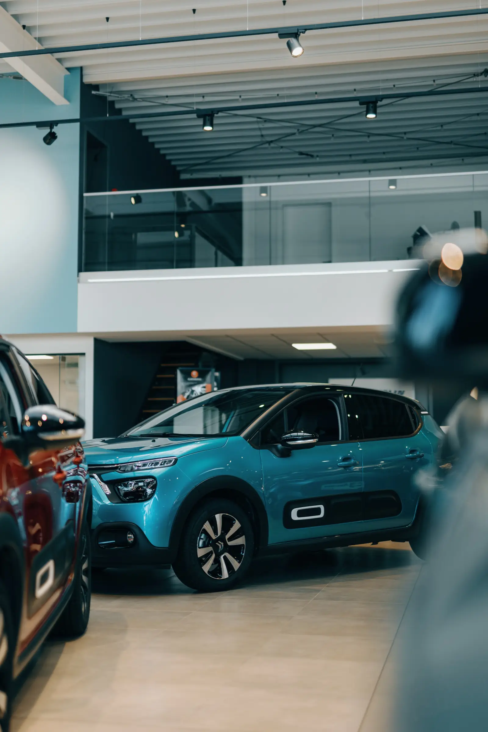 Véhicule Citroën électrique dans le showroom Marvelle Automobile