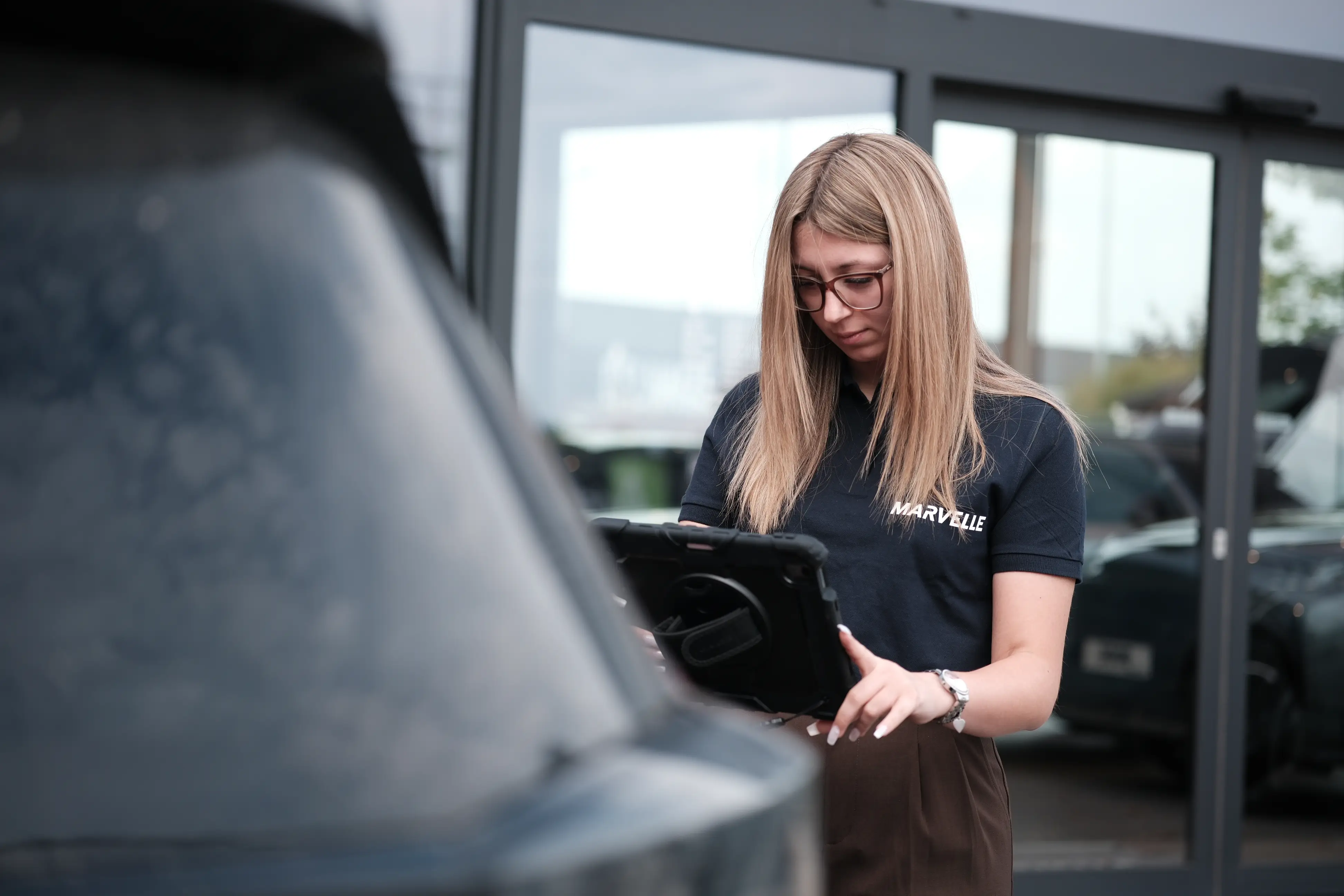 Conseillère Marvelle Automobile réalisant l'expertise d'un véhicule pour sa reprise