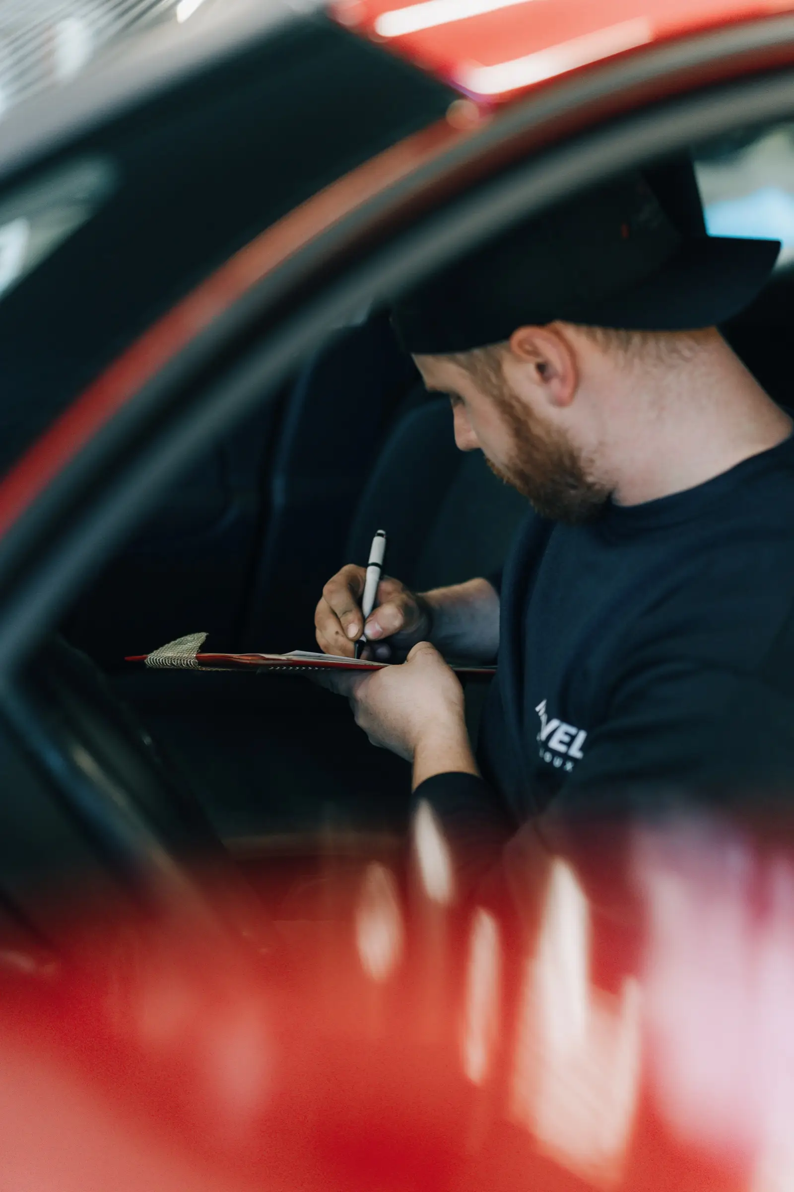 Mécanicien Marvelle Automobile complétant un dossier d'entretien
